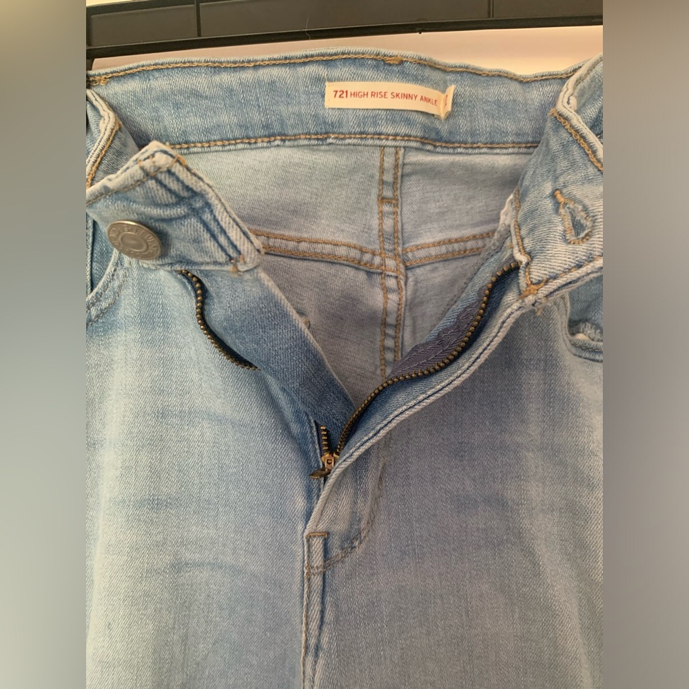 Levi's Women's 721 High Rise Distressed Skinny Ankle Jeans Azure Falls - Size 32 - Picture 6 of 16